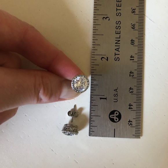 Sparkly studs - Picture 2 of 2